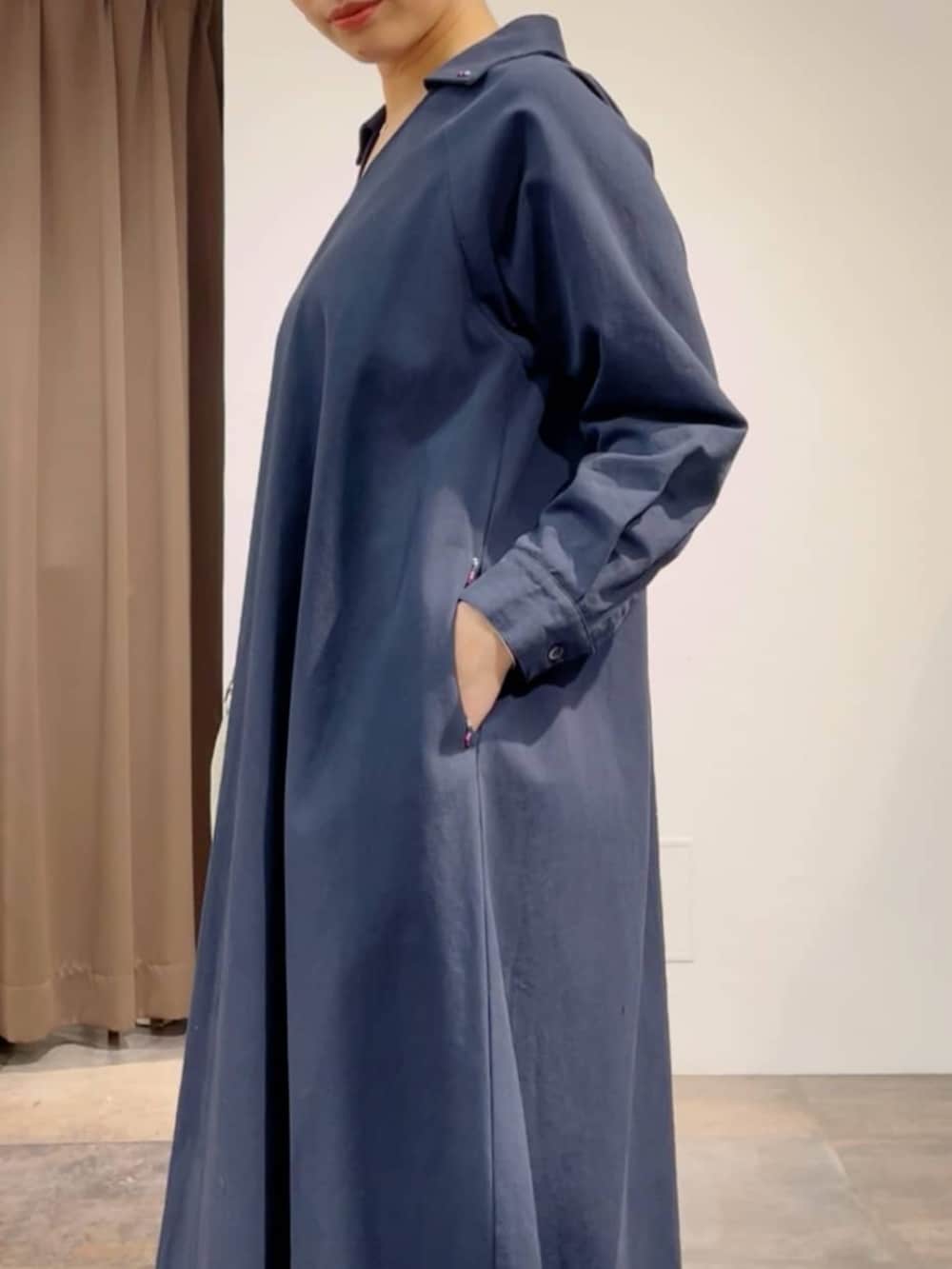 ホワイト系のトートバッグ、ブルー系のワンピースを着用したレディースの春コーディネートの8枚目の写真