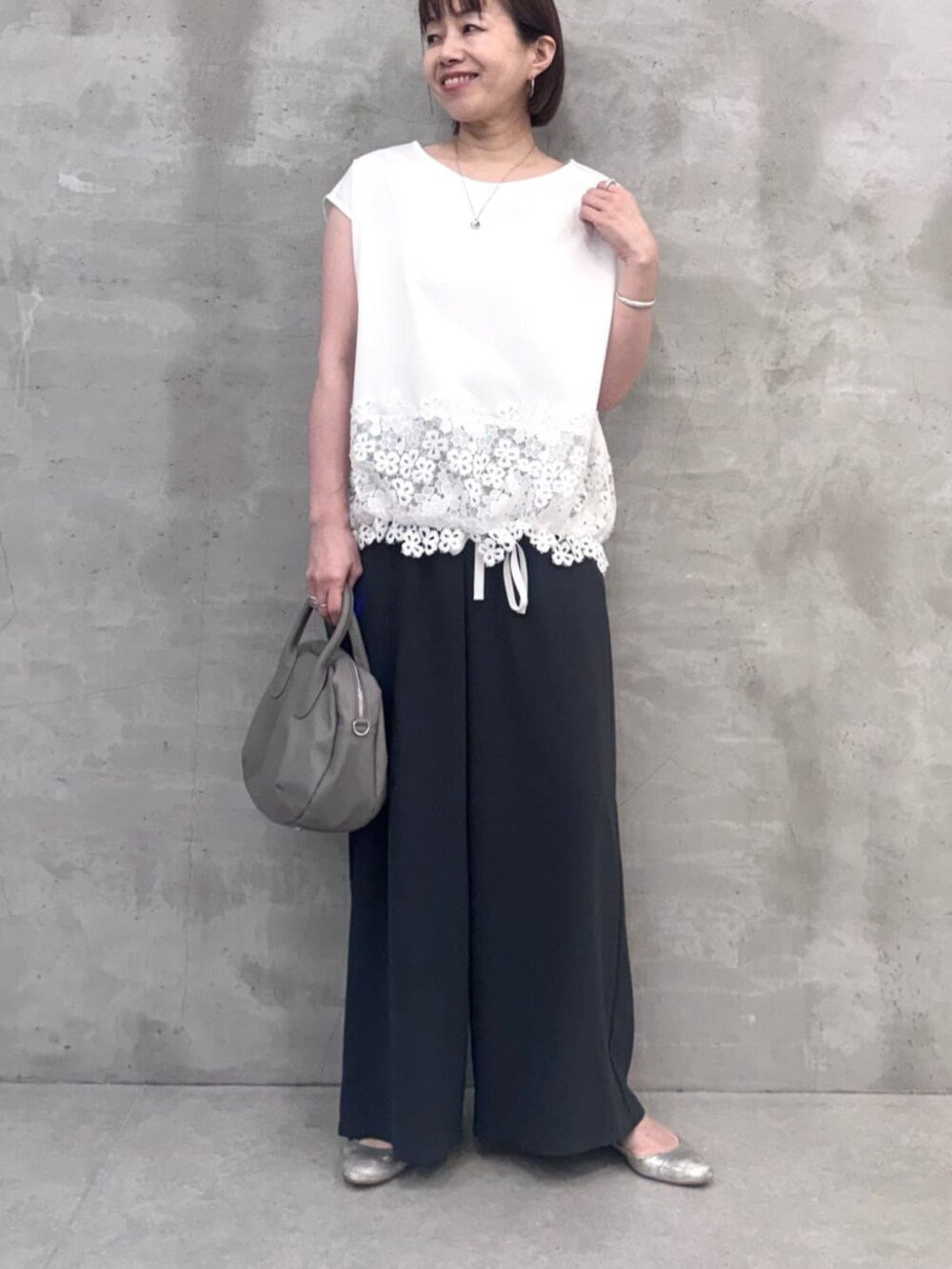 グレー系のその他パンツ、グレー系のボストンバッグ、ホワイト系のTシャツ/カットソーを着用したレディースの春コーディネートの4枚目の写真