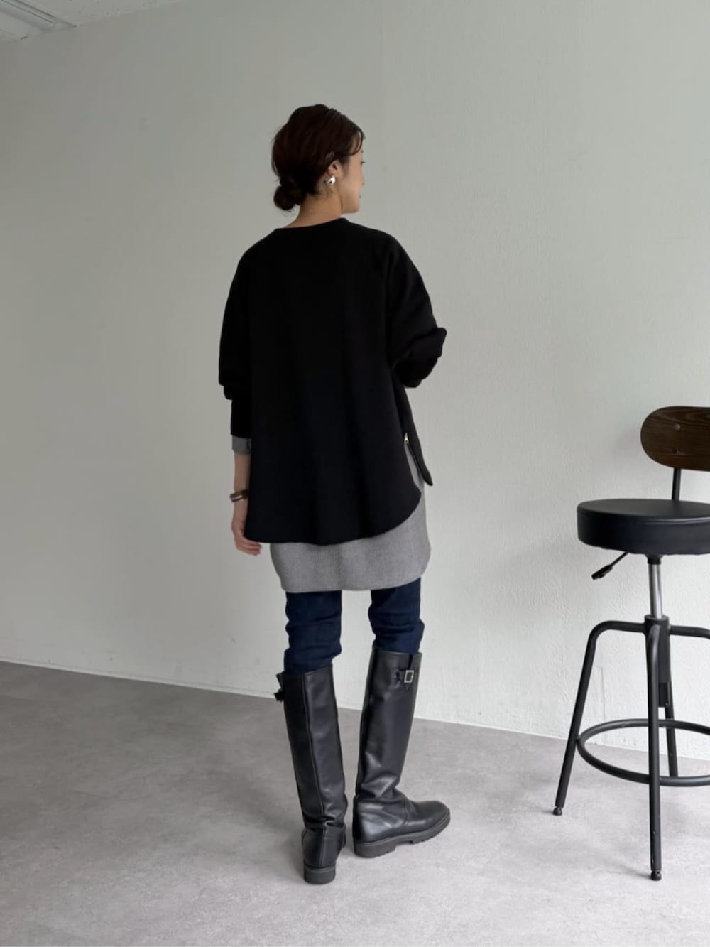 ブラック系のその他パンツ、ブラック系のTシャツ/カットソー、ブラック系のシャツ/ブラウスを着用したレディースの秋コーディネートの3枚目の写真