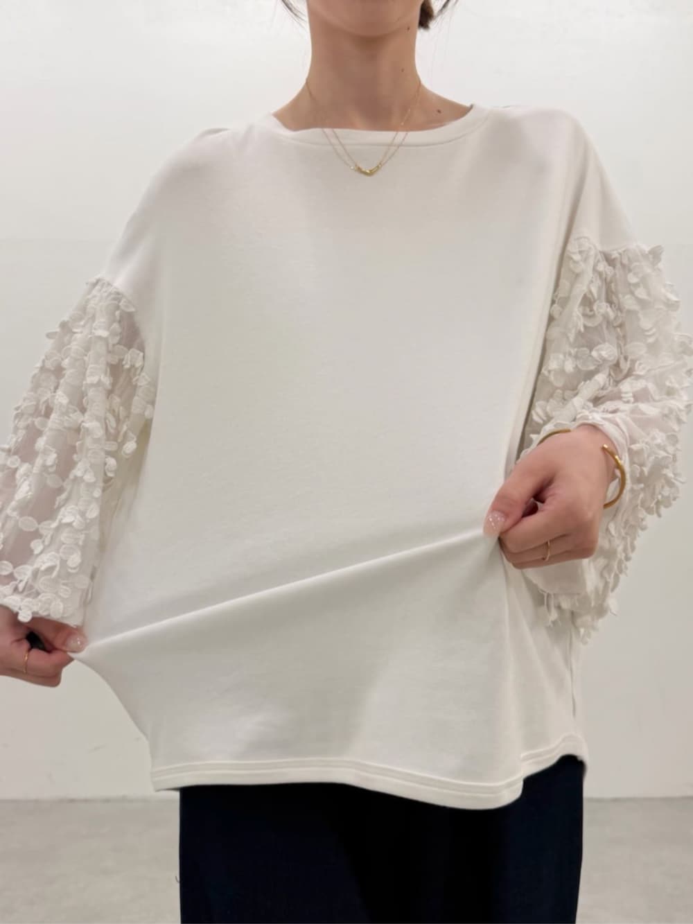 グレー系のボストンバッグ、グリーン系のその他パンツ、ホワイト系のTシャツ/カットソーを着用したレディースの春コーディネートの5枚目の写真