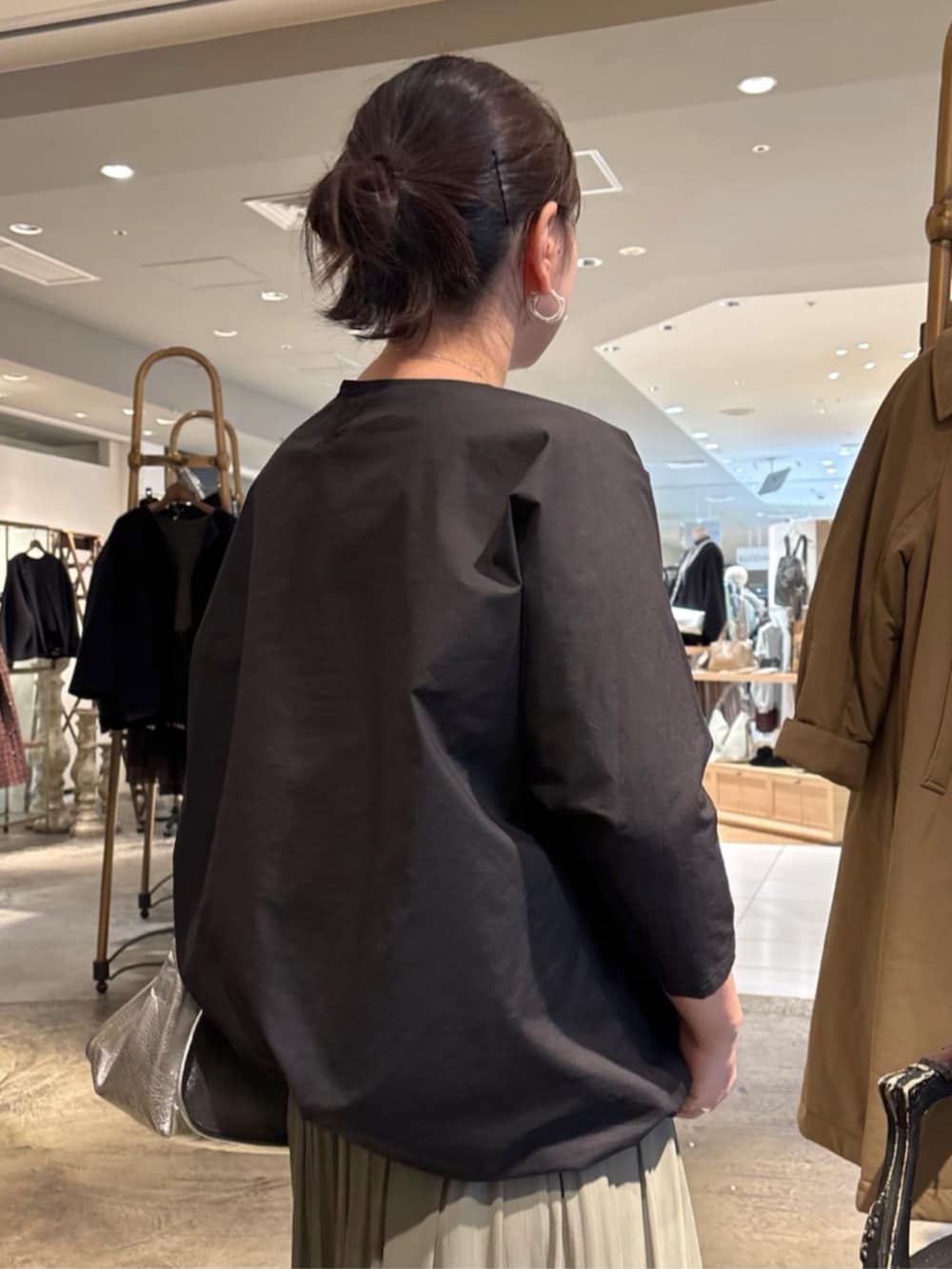 グリーン系のその他パンツ、シルバー系のトートバッグ、ブラック系のシャツ/ブラウスを着用したレディースの冬コーディネートの6枚目の写真