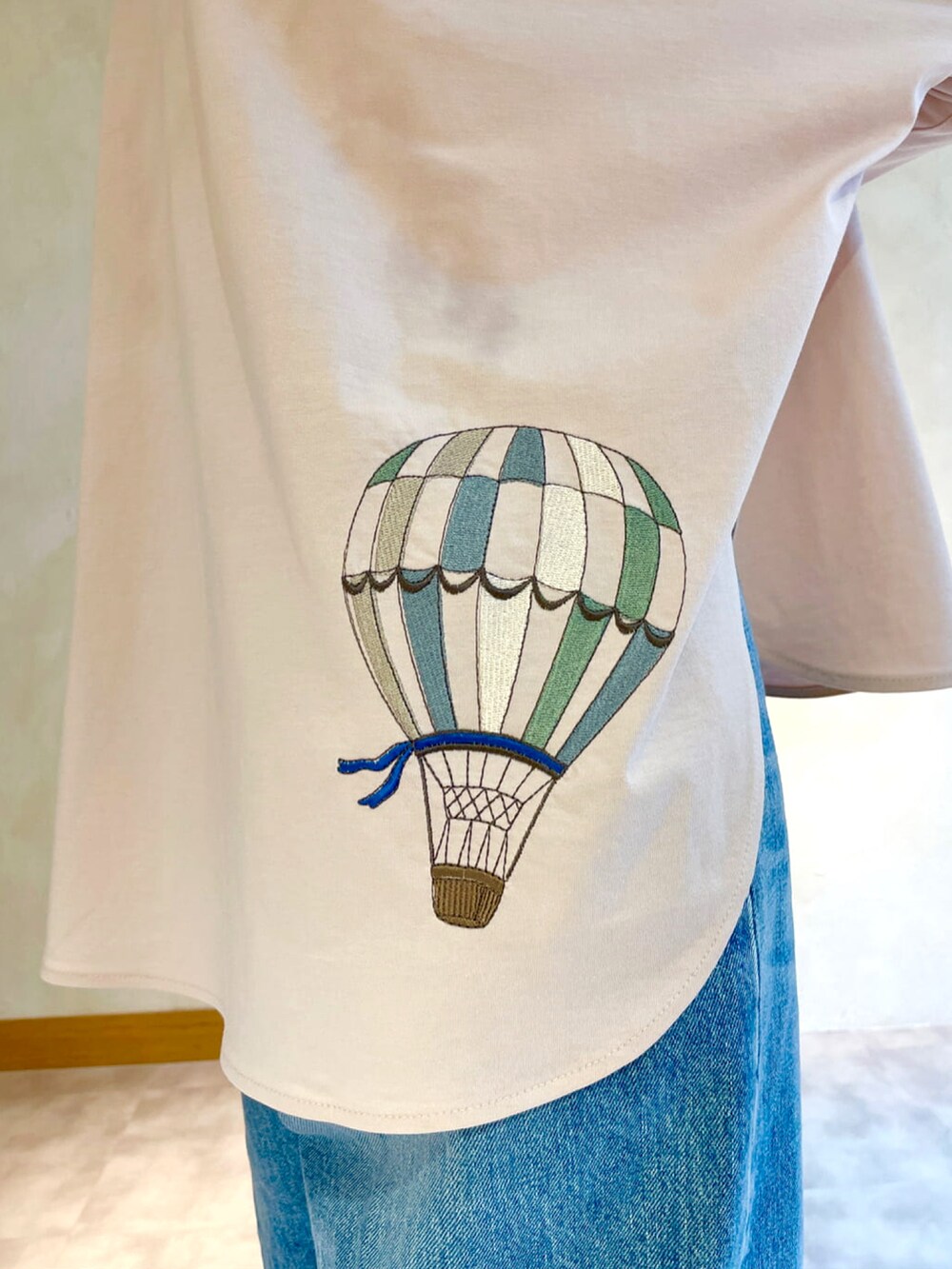 ピンク系のTシャツ/カットソー、ホワイト系のトートバッグ、ホワイト系のスニーカーを着用したレディースの春コーディネートの3枚目の写真