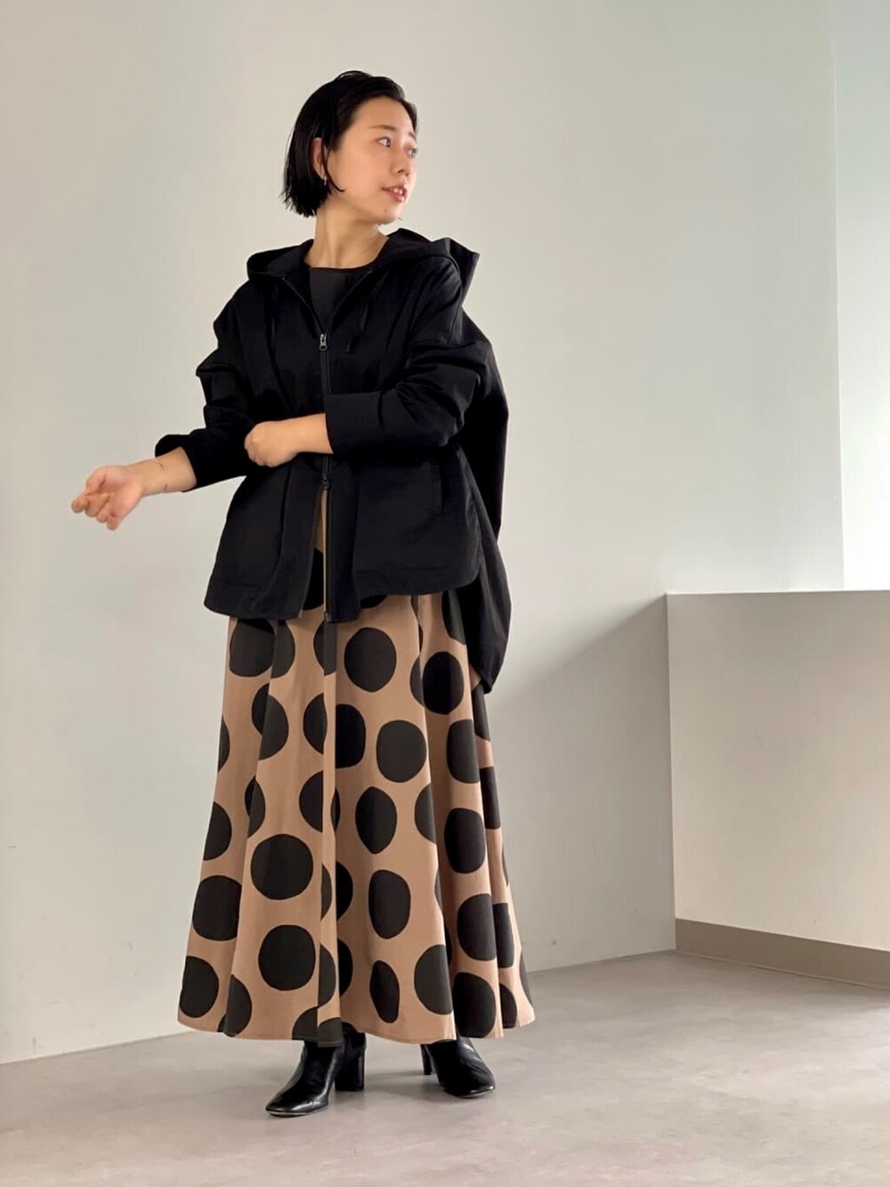 グレー系のブルゾン、イエロー系のスカート、ブラック系のシャツ/ブラウスを着用したレディースの夏コーディネートの2枚目の写真