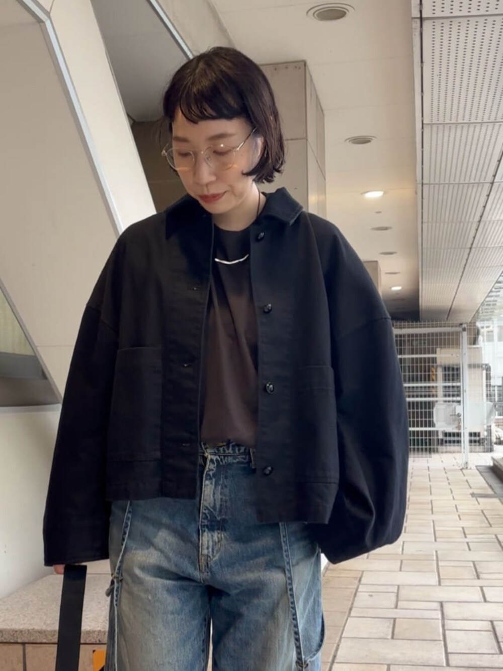 ブラック系のショルダーバッグ、ブラック系のその他アウター、ブラック系のその他シューズを着用したレディースの夏コーディネートの2枚目の写真