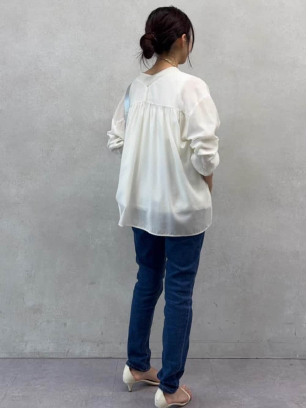 ブルー系のデニムパンツ、ホワイト系のシャツ/ブラウスを着用したレディースの夏コーディネートの6枚目の写真