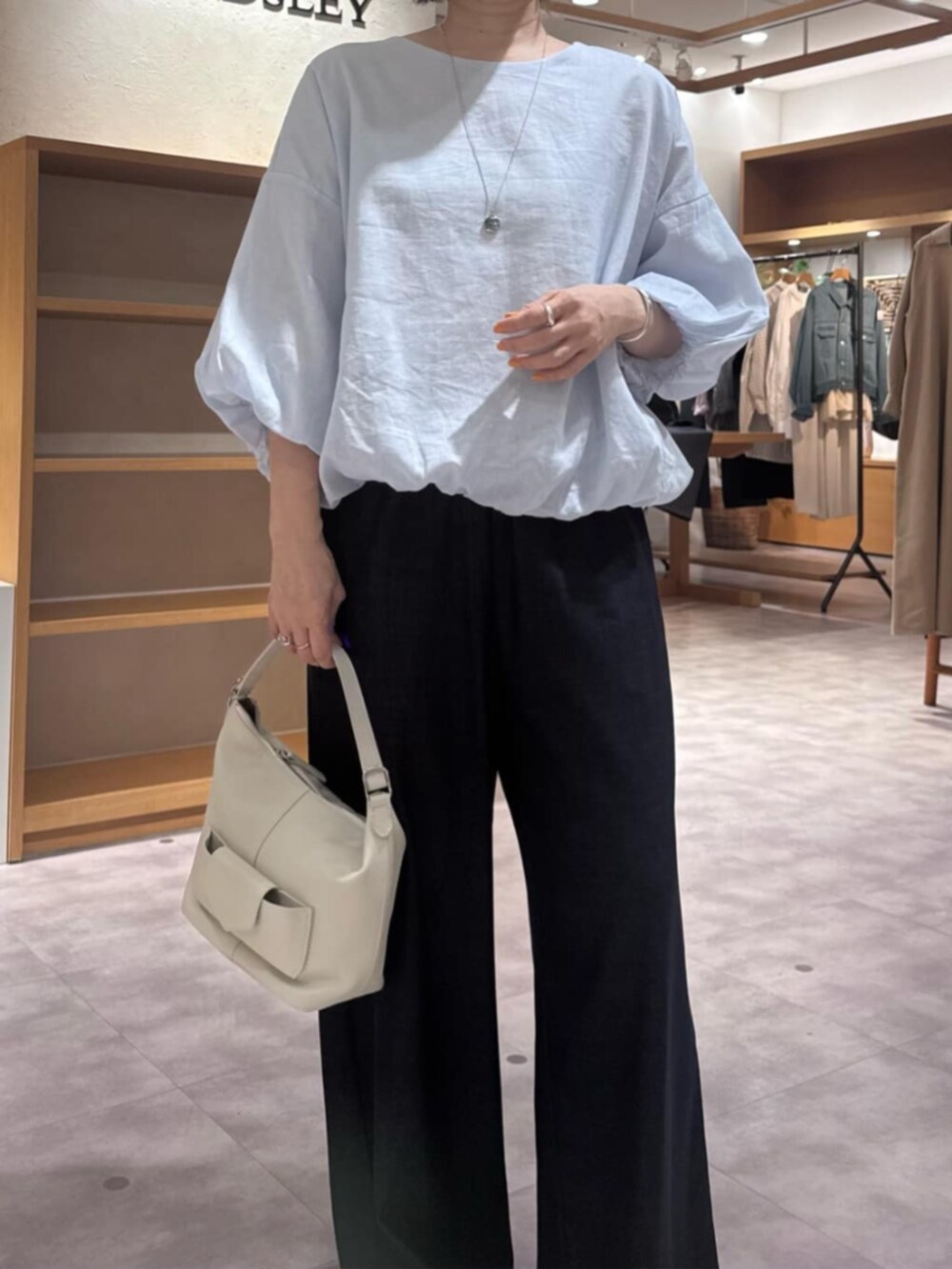 ブルー系のその他パンツ、ホワイト系のトートバッグ、ブルー系のシャツ/ブラウスを着用したレディースの春コーディネートの9枚目の写真