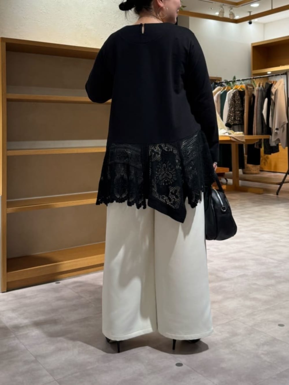 ホワイト系のその他パンツ、ブラック系のTシャツ/カットソーを着用したレディースの冬コーディネートの7枚目の写真