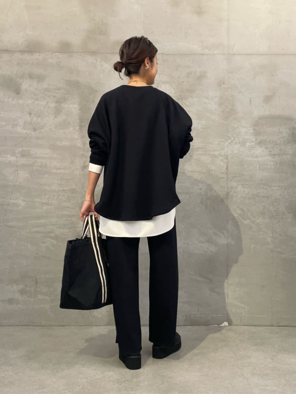 ホワイト系のシャツ/ブラウス、ブルー系のその他パンツ、ブルー系のTシャツ/カットソーを着用したレディースの秋コーディネートの8枚目の写真