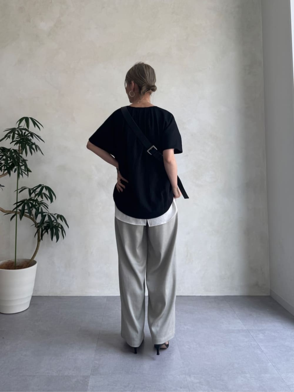ブラック系のショルダーバッグ、グレー系のその他パンツ、ブラック系のベストを着用したレディースの夏コーディネートの3枚目の写真