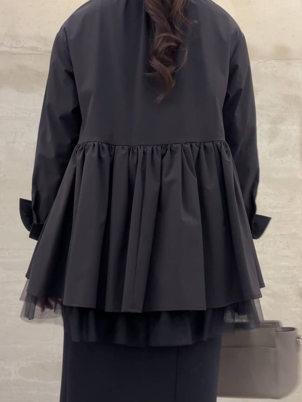 ブラック系のスカート、ブラック系のブルゾンを着用したレディースの冬コーディネートの8枚目の写真