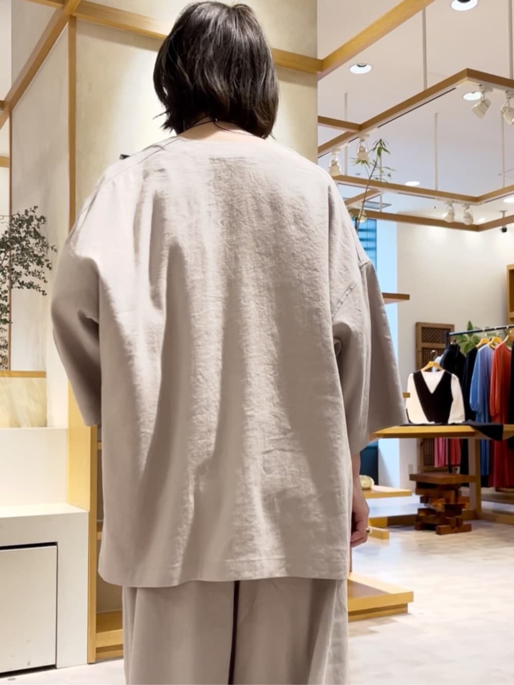 ホワイト系のシャツ/ブラウス、グレー系のその他パンツ、グレー系のその他アウターを着用したレディースの春コーディネートの8枚目の写真