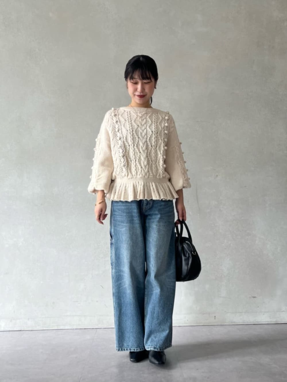 ブルー系のその他パンツ、ベージュ系のニット/セーターを着用したレディースの夏コーディネートの5枚目の写真