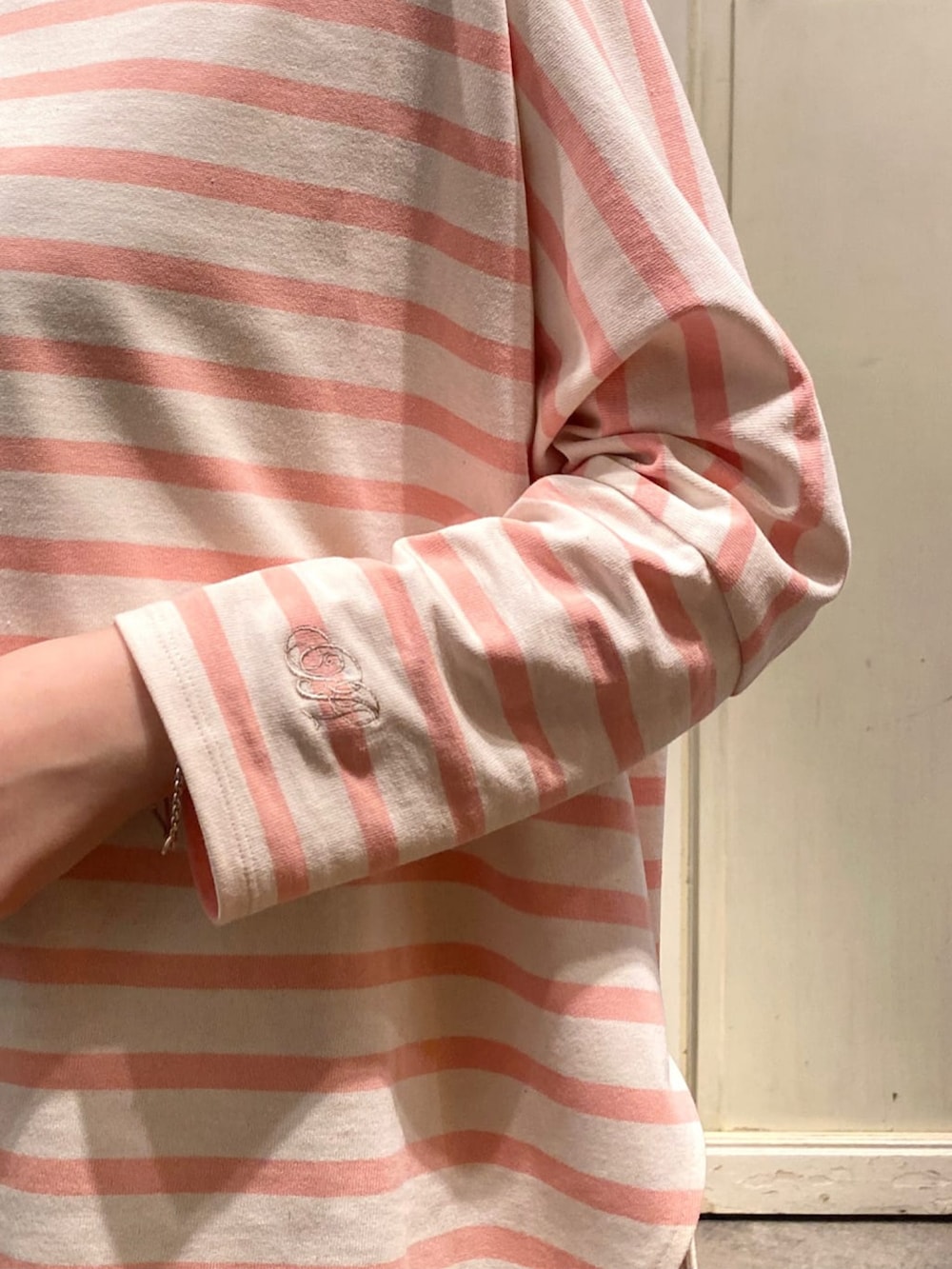 ピンク系のTシャツ/カットソー、ブルー系のデニムパンツを着用したレディースの夏コーディネートの4枚目の写真