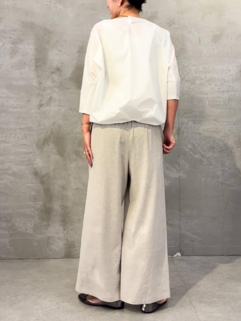 ホワイト系のシャツ/ブラウス、ベージュ系のその他パンツを着用したレディースの春コーディネートの6枚目の写真