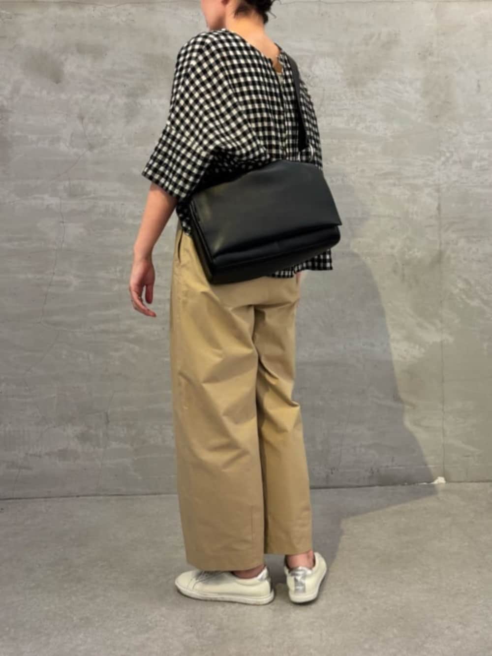 ブラック系のショルダーバッグを着用したレディースの春コーディネートの3枚目の写真