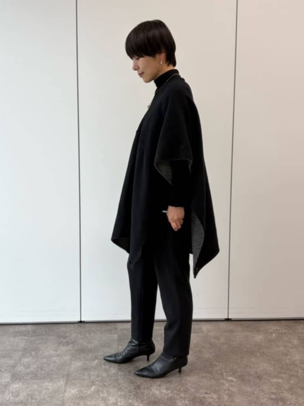 ブラック系のその他パンツ、ブラック系のその他アウターを着用したレディースの夏コーディネートの2枚目の写真