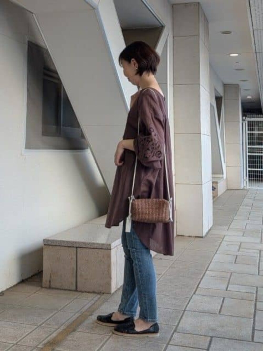 ブラウン系のシャツ/ブラウスを着用したレディースの春コーディネートの4枚目の写真