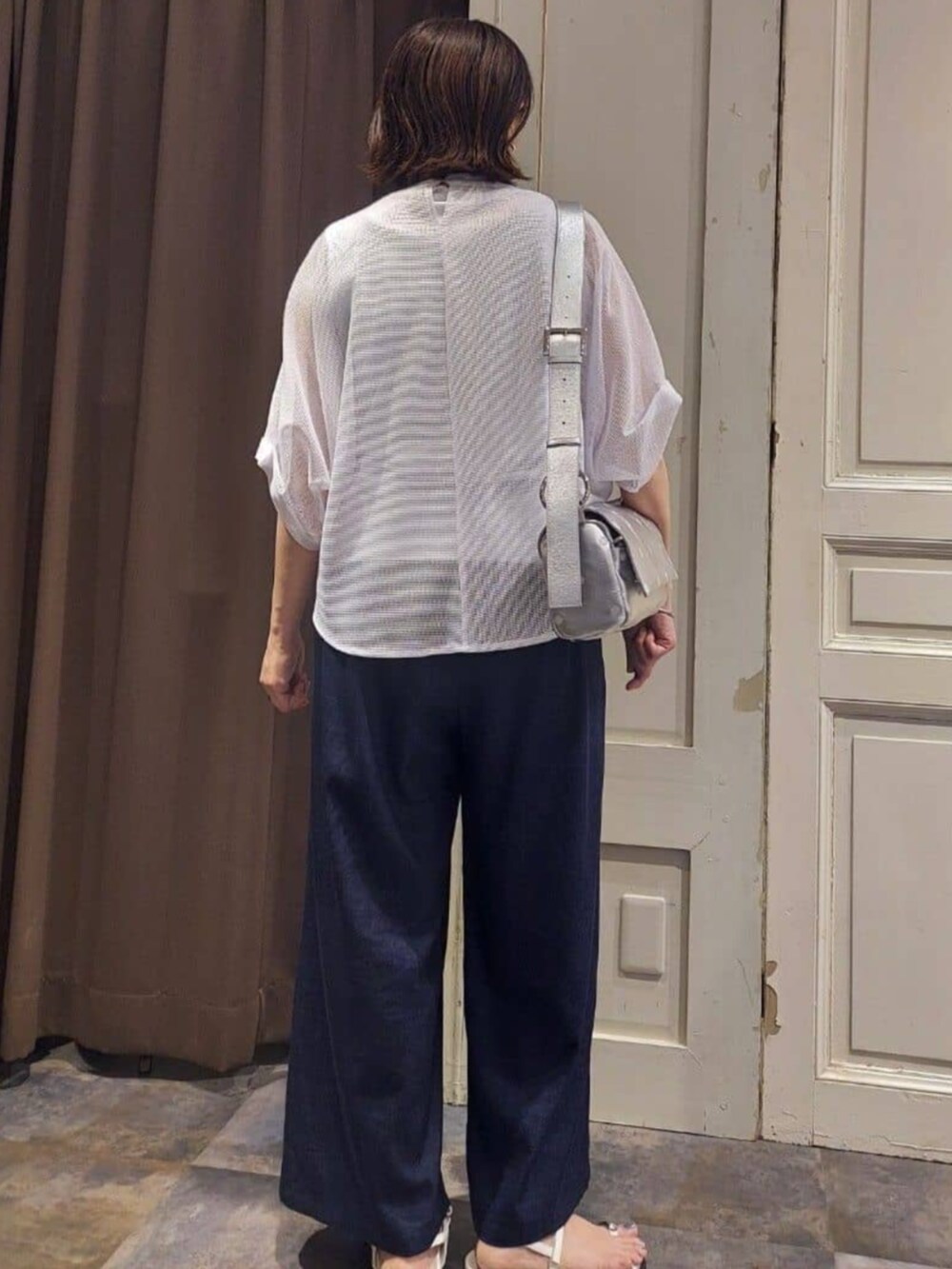 ブルー系のその他パンツを着用したレディースの春コーディネートの7枚目の写真