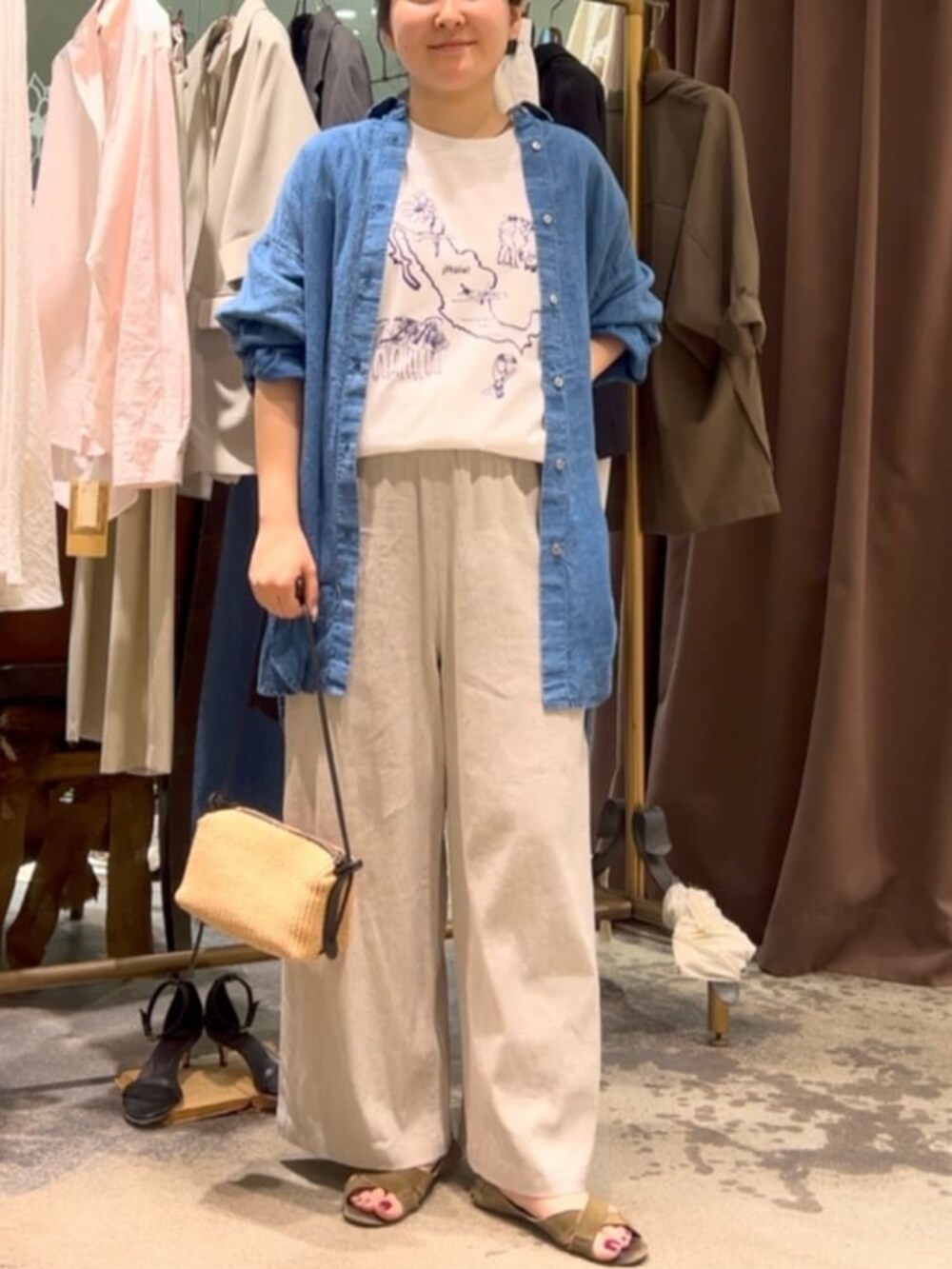 ベージュ系のその他パンツ、ホワイト系のTシャツ/カットソー、ブルー系のシャツ/ブラウスを着用したレディースの夏コーディネートの2枚目の写真