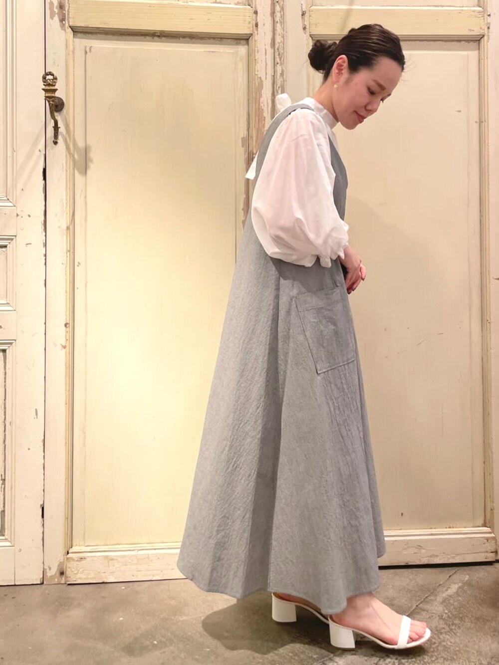 グレー系のワンピースを着用したレディースの春コーディネートの2枚目の写真