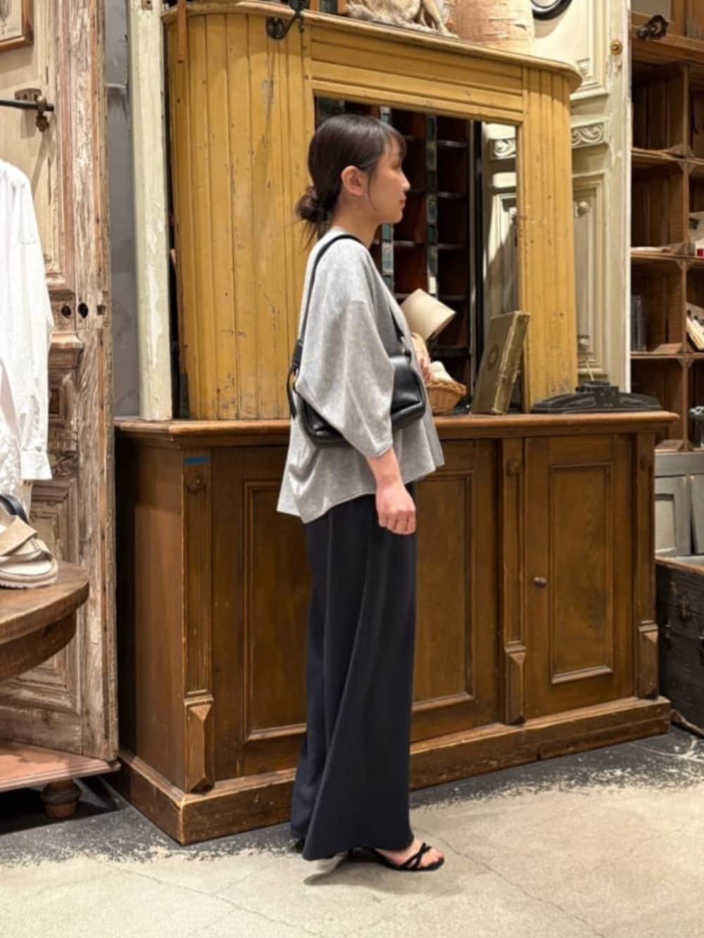 ブルー系のその他パンツ、グレー系のカーディガン/ボレロを着用したレディースの春コーディネートの3枚目の写真