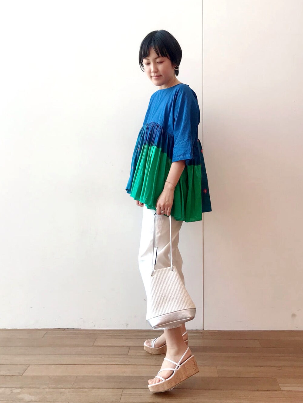 ブルー系のシャツ/ブラウス、ホワイト系のデニムパンツ、ホワイト系のトートバッグを着用したレディースの春コーディネートの2枚目の写真