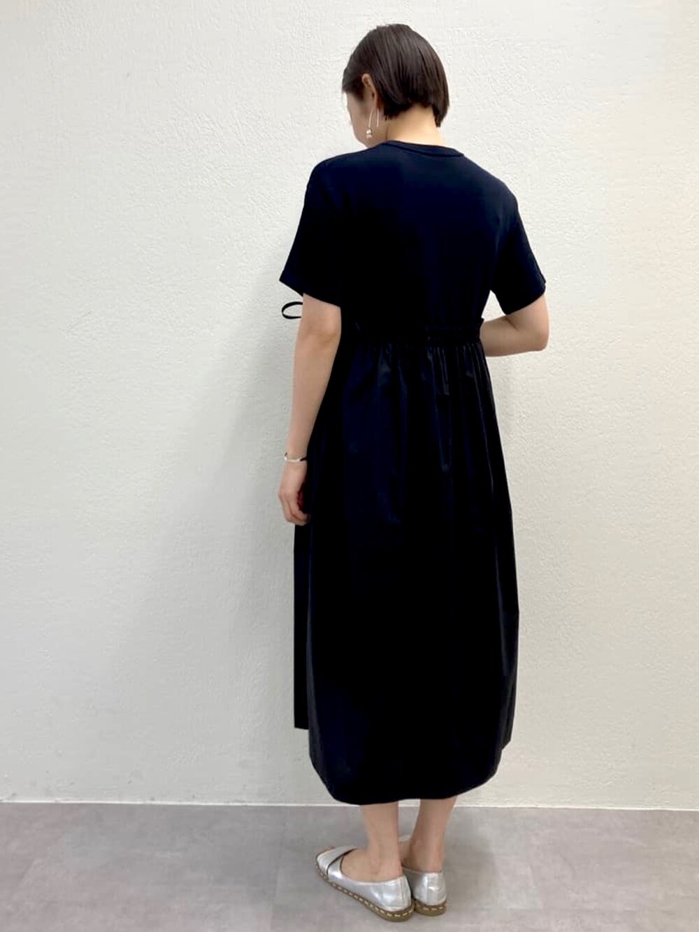 ブルー系のワンピース、シルバー系のサンダルを着用したレディースの春コーディネートの3枚目の写真