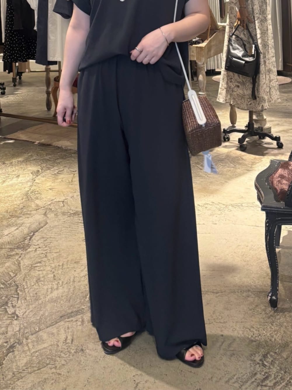 ブルー系のシャツ/ブラウス、ブルー系のその他パンツを着用したレディースの春コーディネートの3枚目の写真