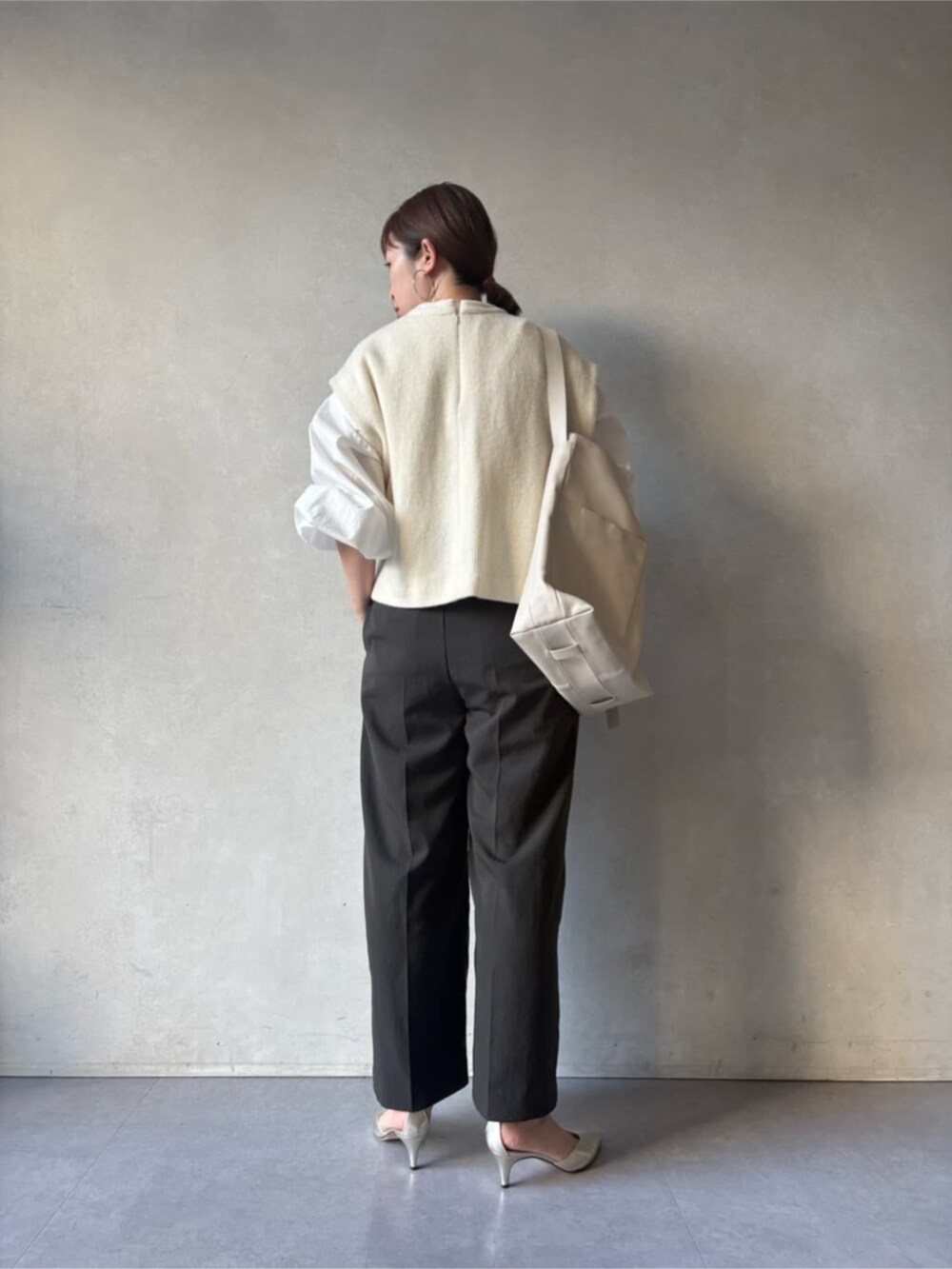 ホワイト系のシャツ/ブラウス、グレー系のその他パンツ、ホワイト系のショルダーバッグを着用したレディースの冬コーディネートの3枚目の写真