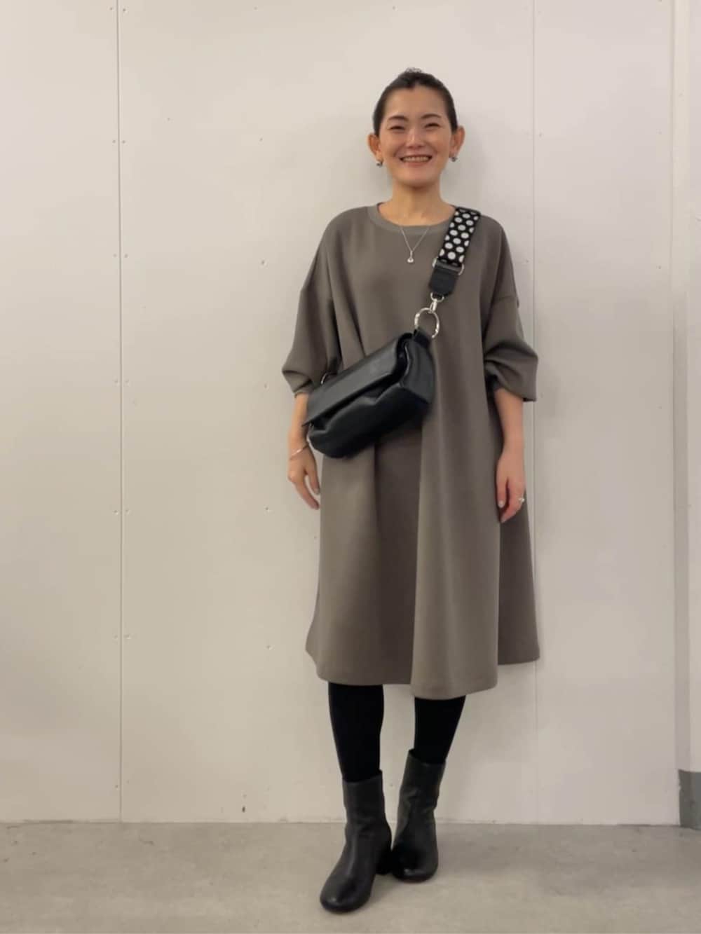 ブラウン系のワンピース、ブラック系のその他を着用したレディースの冬コーディネートの3枚目の写真