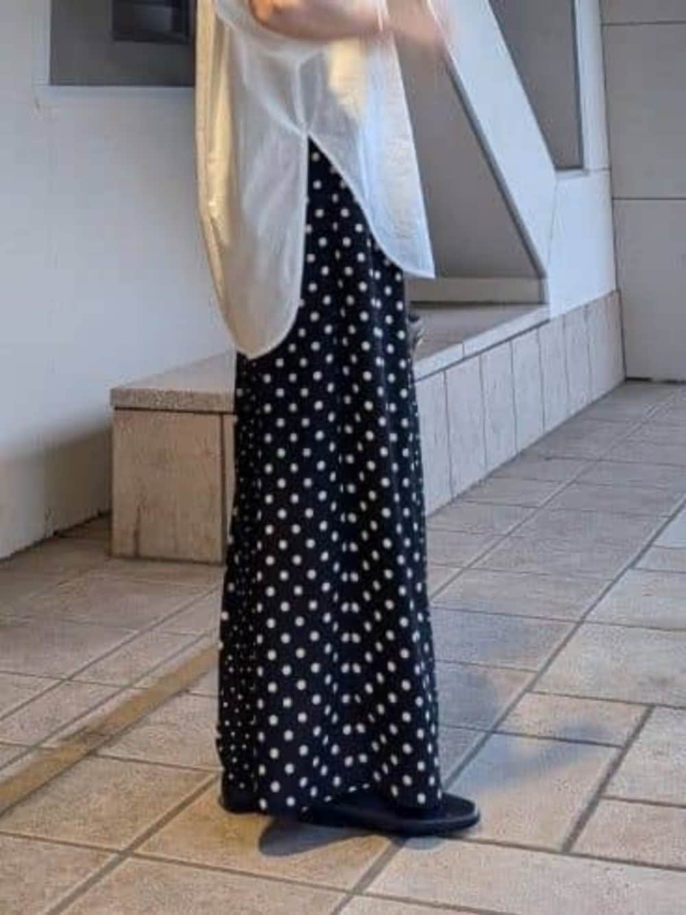 ブラック系のパンプス、ホワイト系のシャツ/ブラウスを着用したレディースの冬コーディネートの3枚目の写真