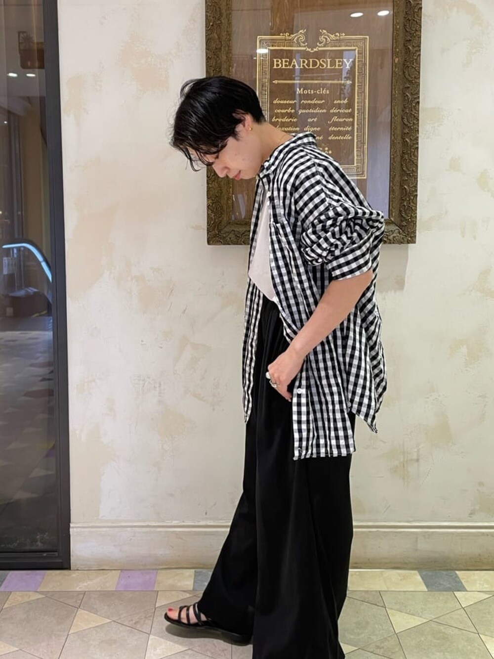 ブラック系のシャツ/ブラウス、ホワイト系のシャツ/ブラウス、ブラック系のその他パンツを着用したレディースの夏コーディネートの2枚目の写真