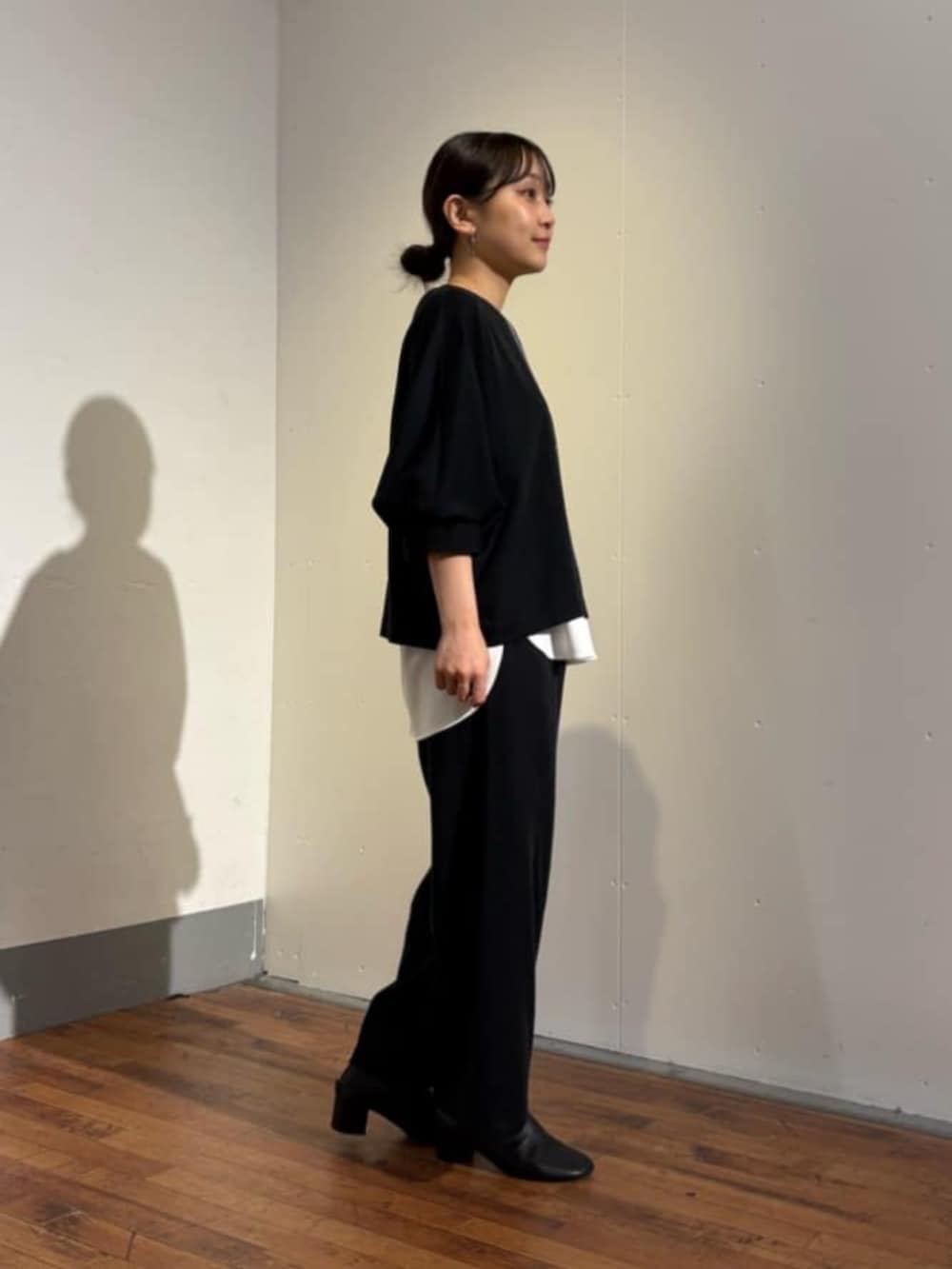 ブラック系のシャツ/ブラウス、ホワイト系のキャミソール、ブラック系のその他パンツを着用したレディースの夏コーディネートの7枚目の写真