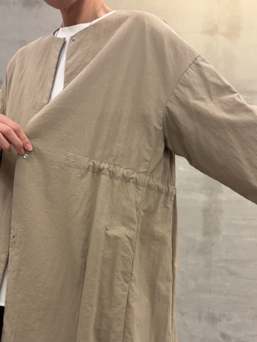 ベージュ系のその他アウター、ブラック系のボストンバッグ、ブルー系のデニムパンツを着用したレディースの冬コーディネートの7枚目の写真