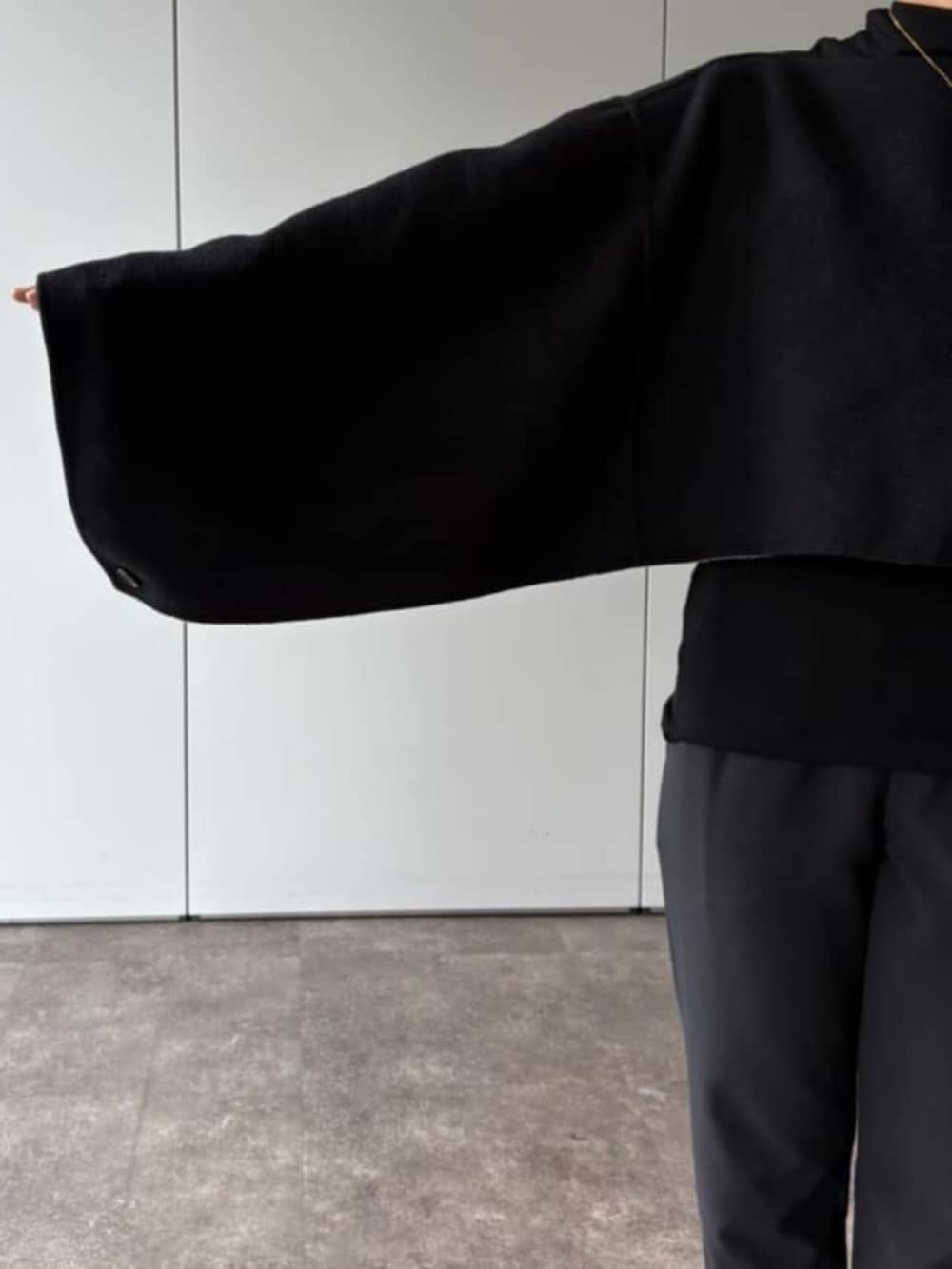 ブラック系のその他パンツ、ブラック系のその他アウターを着用したレディースの夏コーディネートの8枚目の写真