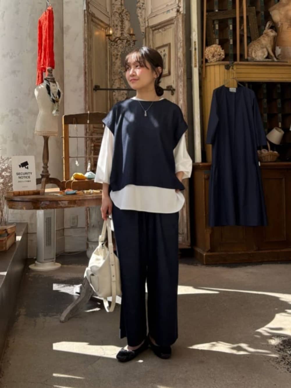 ブルー系のシャツ/ブラウス、ブルー系のその他パンツ、ホワイト系のシャツ/ブラウスを着用したレディースの春コーディネートの2枚目の写真