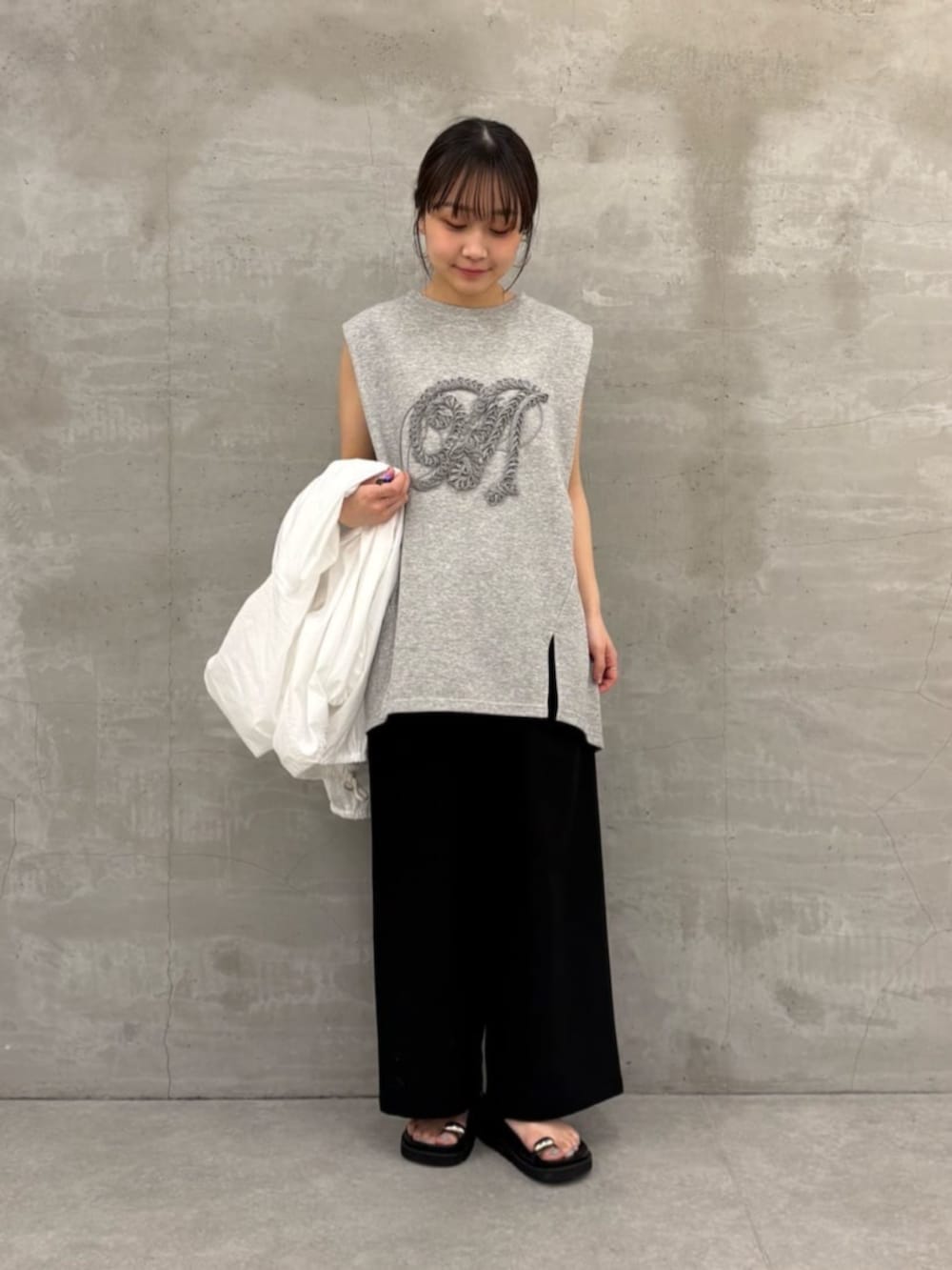 ブラック系のショルダーバッグ、ブラック系のサンダル、ホワイト系のシャツ/ブラウスを着用したレディースの冬コーディネートの7枚目の写真