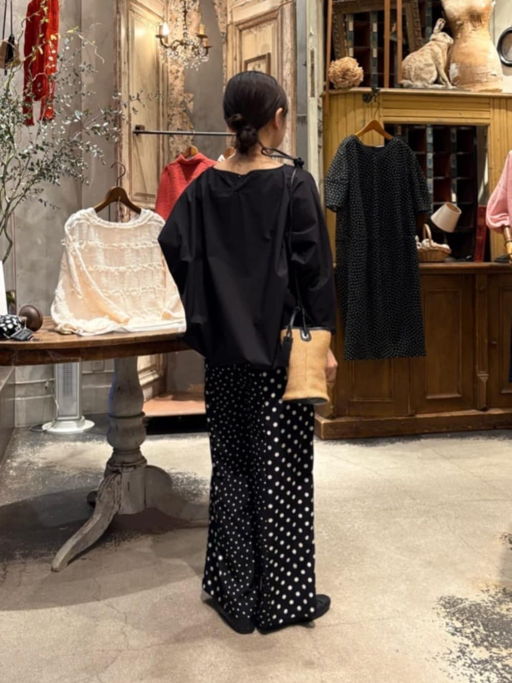 ブラック系のシャツ/ブラウス、ブラック系のその他パンツを着用したレディースの春コーディネートの5枚目の写真