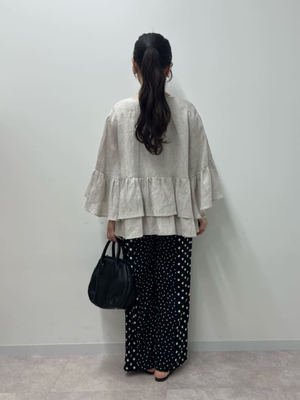 ブラック系のボストンバッグ、ホワイト系のシャツ/ブラウス、ブラック系のその他パンツを着用したレディースの春コーディネートの4枚目の写真