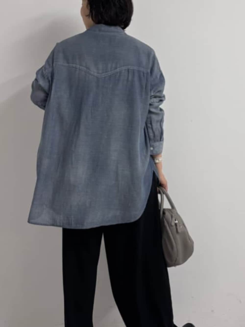 ブルー系のシャツ/ブラウス、ブラック系のシャツ/ブラウス、ブラック系のその他パンツを着用したレディースの春コーディネートの9枚目の写真