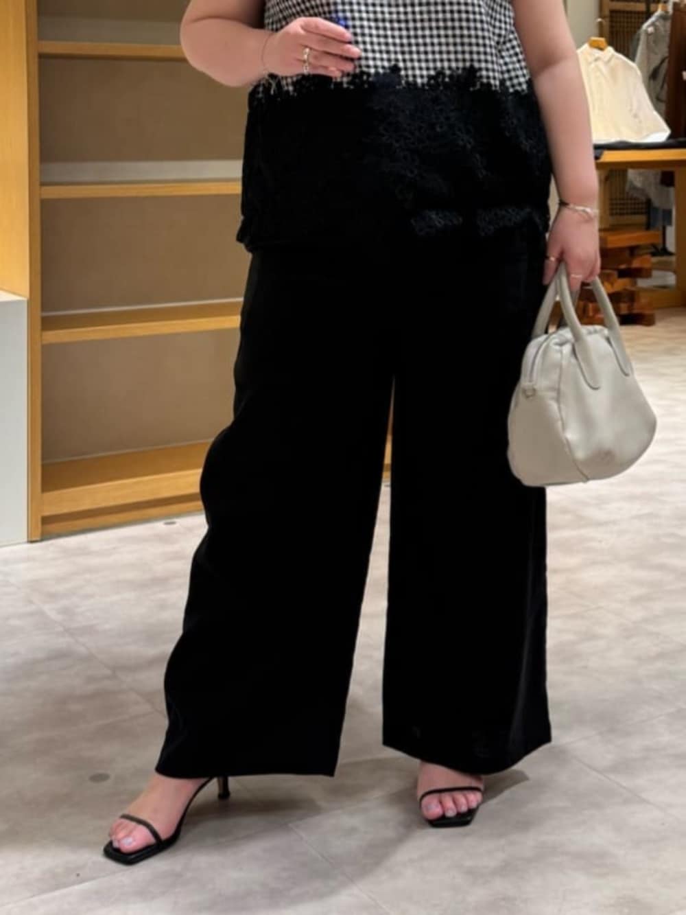 グレー系のボストンバッグ、ブラック系のその他パンツ、ブラック系のシャツ/ブラウスを着用したレディースの春コーディネートの8枚目の写真