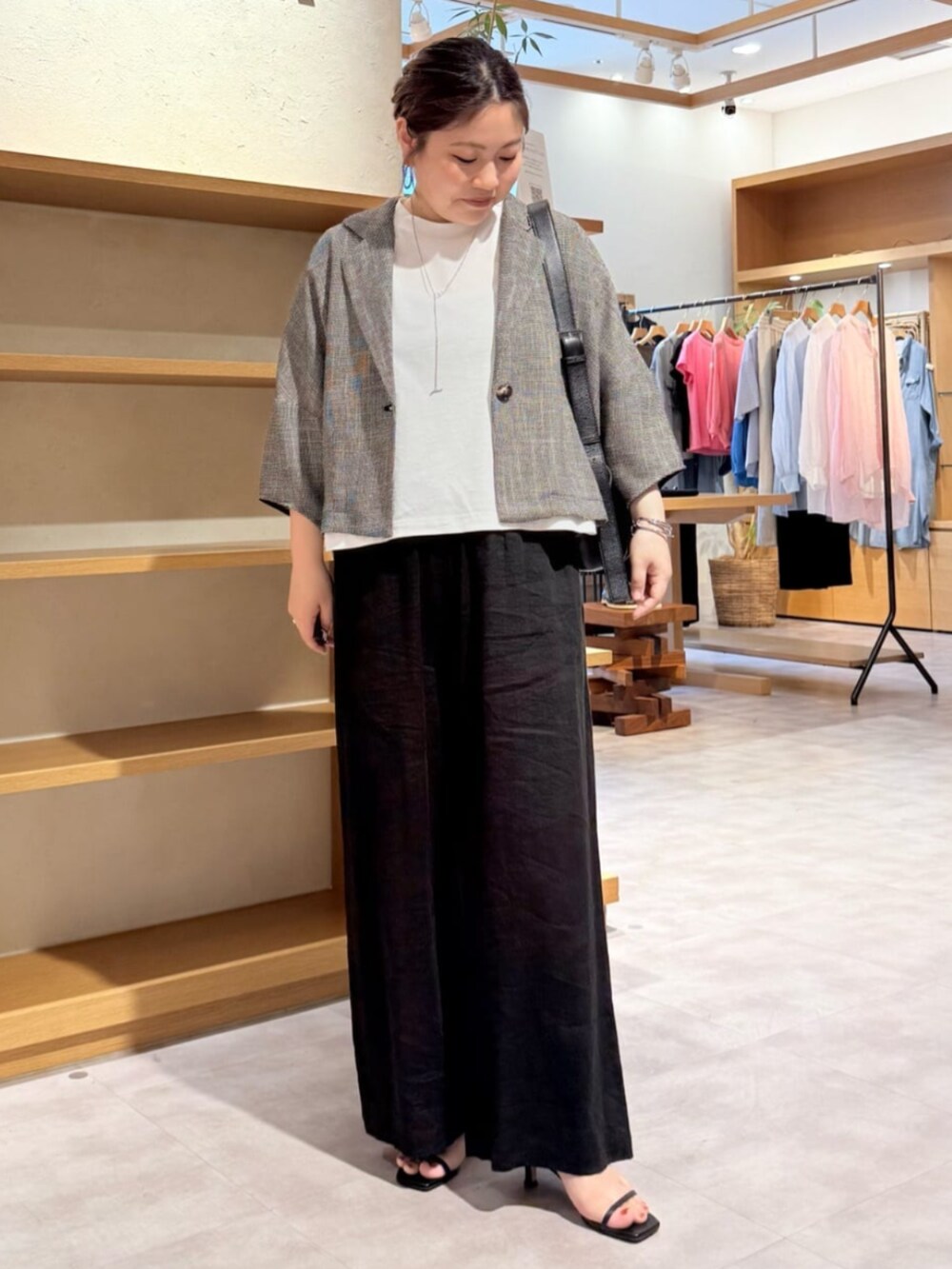 ブラック系のその他パンツ、シルバー系のリングを着用したレディースの夏コーディネートの3枚目の写真