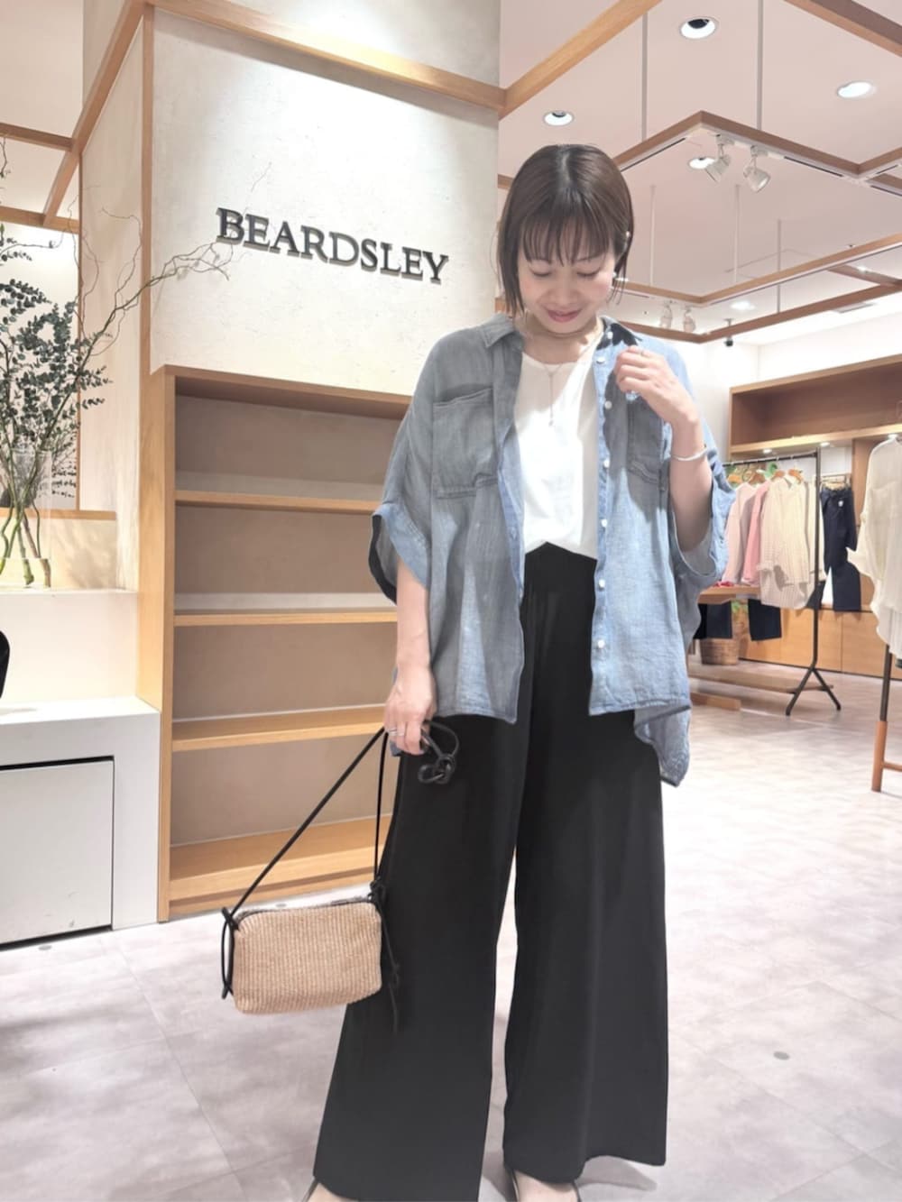 ブラック系のその他パンツ、ブルー系のシャツ/ブラウスを着用したレディースの春コーディネートの8枚目の写真