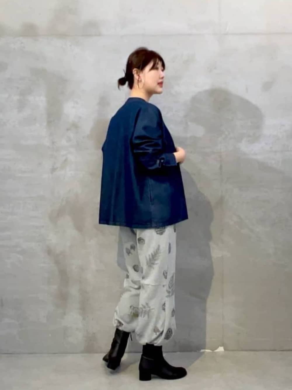 ブラック系のブーツ、グレー系のスウェットパンツ、ブルー系のシャツ/ブラウスを着用したレディースの秋コーディネートの3枚目の写真
