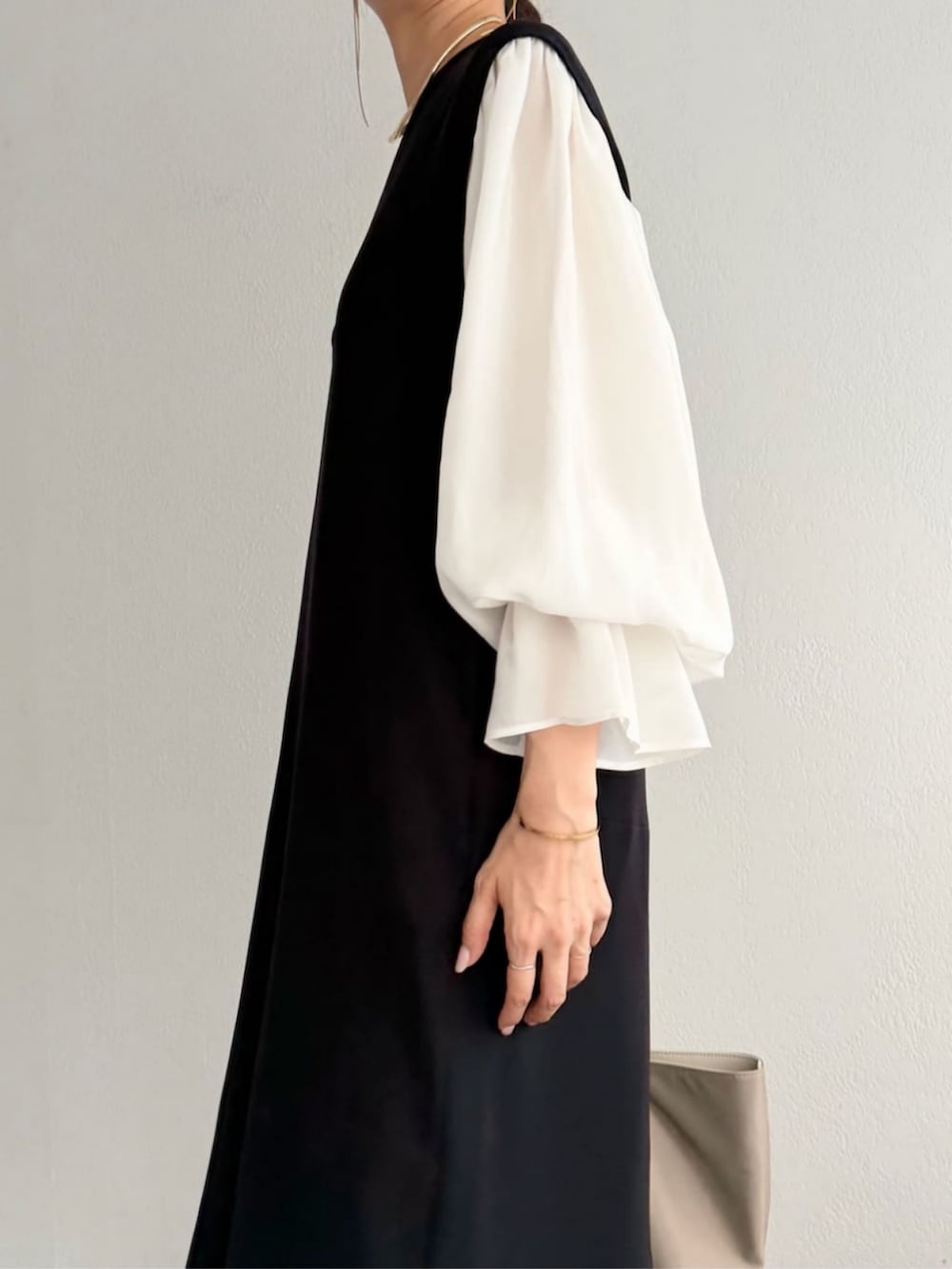 ホワイト系のシャツ/ブラウス、ブラック系のジャンパースカート、グレー系のパンプスを着用したレディースの秋コーディネートの9枚目の写真
