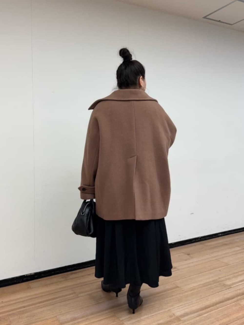 イエロー系のその他アウターを着用したレディースの秋コーディネートの9枚目の写真