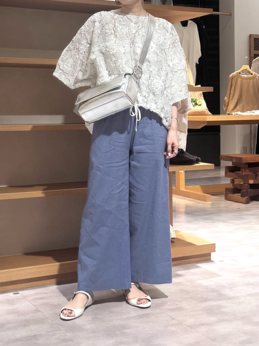 ブルー系のその他パンツ、ホワイト系のシャツ/ブラウスを着用したレディースの夏コーディネートの5枚目の写真