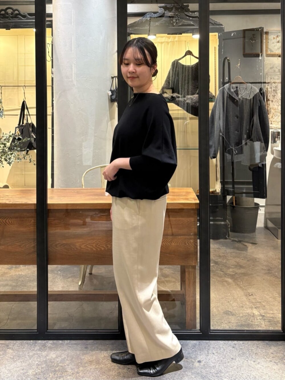 ベージュ系のその他パンツ、ブラック系のニット/セーターを着用したレディースの冬コーディネートの2枚目の写真