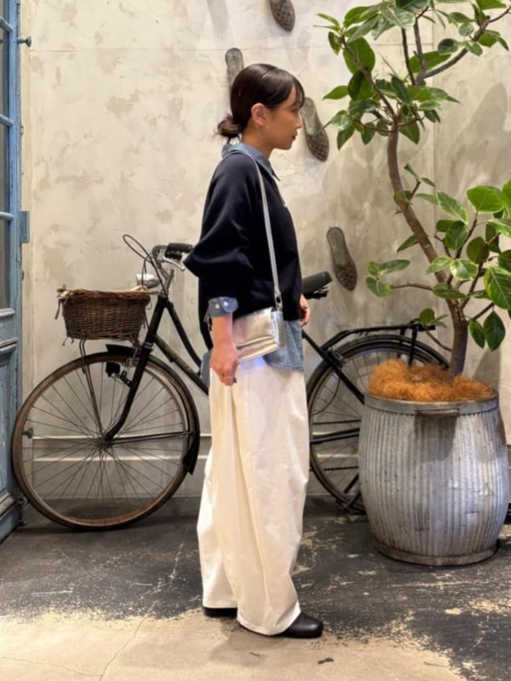 ブルー系のシャツ/ブラウス、ホワイト系のその他パンツ、ブルー系のニット/セーターを着用したレディースの夏コーディネートの6枚目の写真