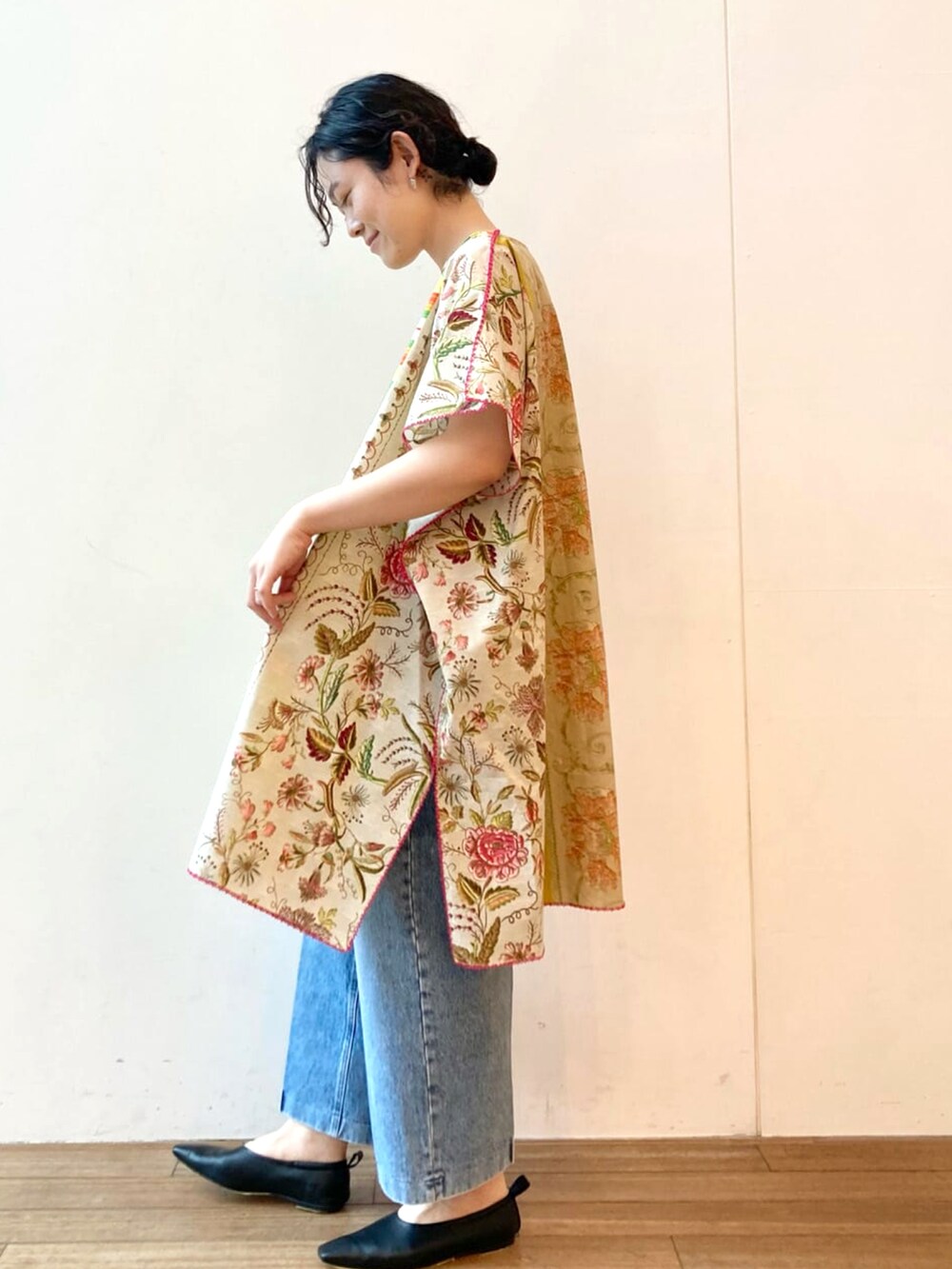 ベージュ系のトートバッグを着用したレディースの春コーディネートの2枚目の写真